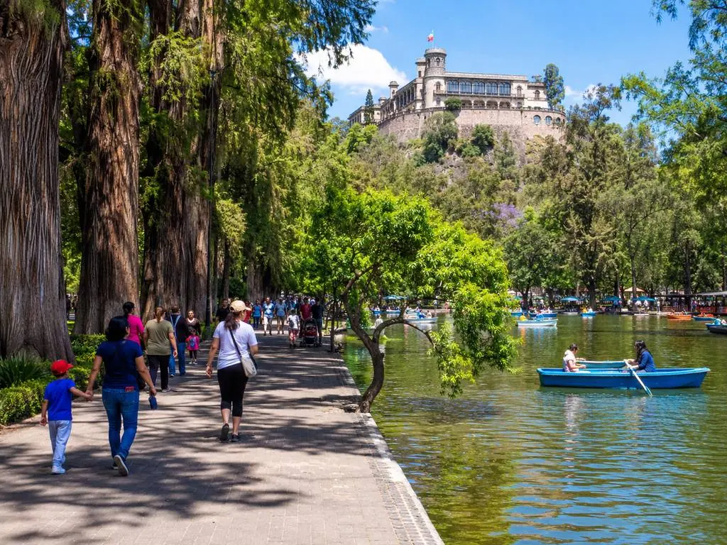 La rampa pavimentada que sube por el Bosque de Chapultepec hasta la entrada